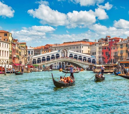 famous-landmarks-in-italy-bridge-rialto-on-grand-canal